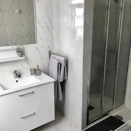 Апартаменты Big With Unique Patio Near Santa Barbara Castle